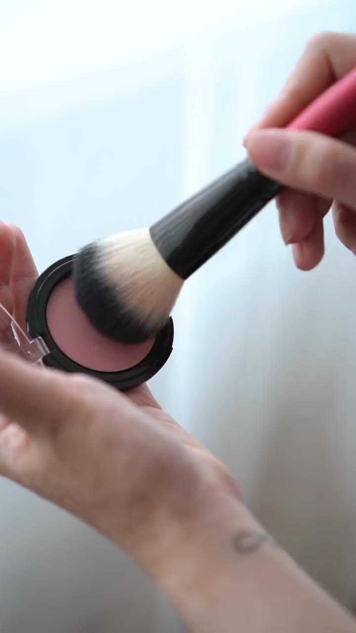 Make-up brush picking up powder